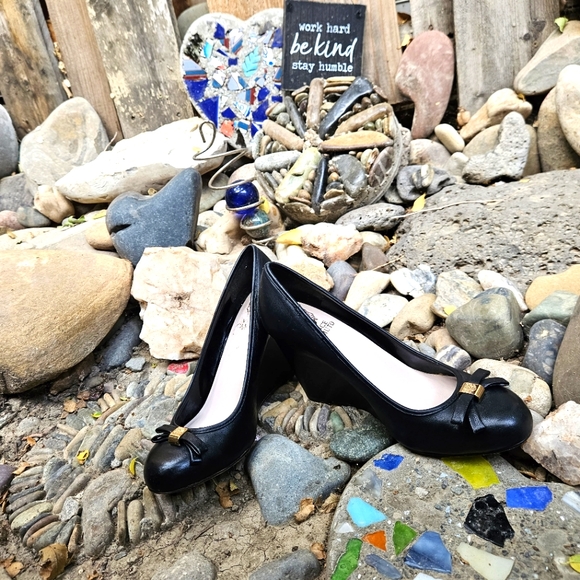 Vince Camuto wedge heel pump with bow - Picture 8 of 8